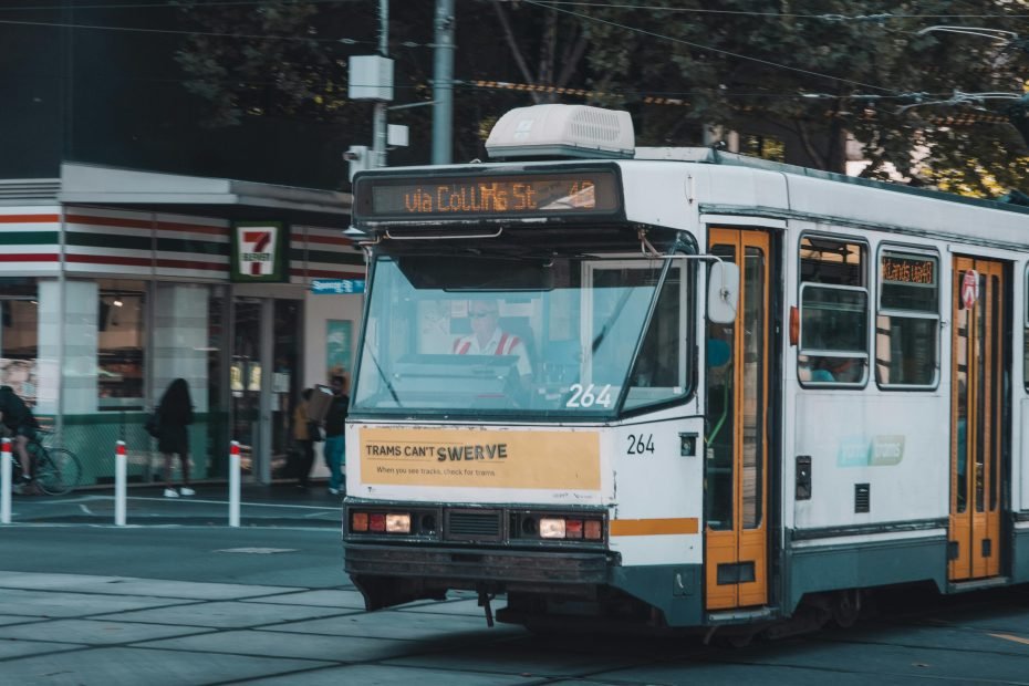 维多利亚州墨尔本市中心街道上的电车，靠近7-Eleven便利店。